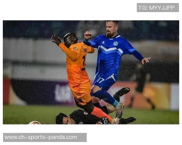 广西外援阿萨莫阿遭遇颈椎骨折意外撞坏场边LED广告牌引发关注