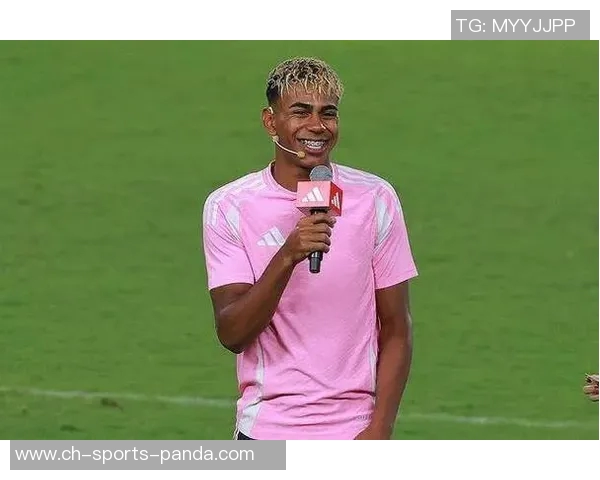 心系男友亚马尔复出战场女友热情助威全场目光聚焦