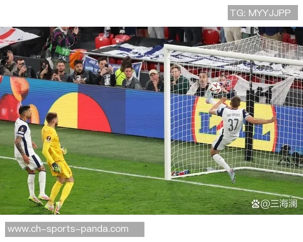 差点出事！热刺后场出球被断，勒温得球后扫射高出横梁