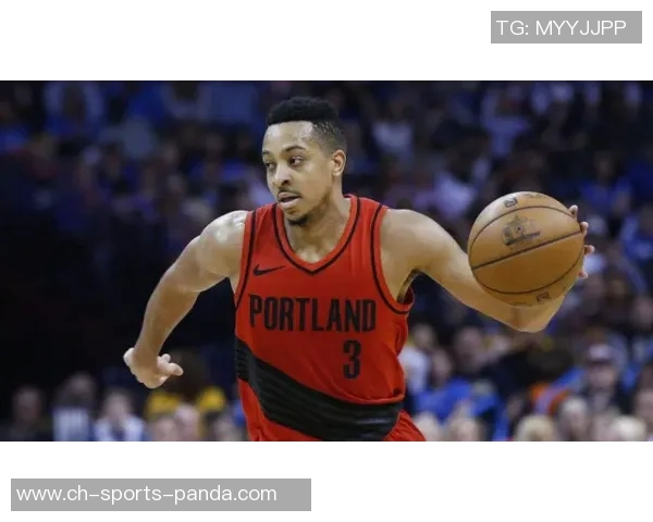 库里半场表现平平仅得11分7投2中状态堪忧引发球迷关注 库里半场表现平平仅得11分7投2中状态堪忧引发球迷关注